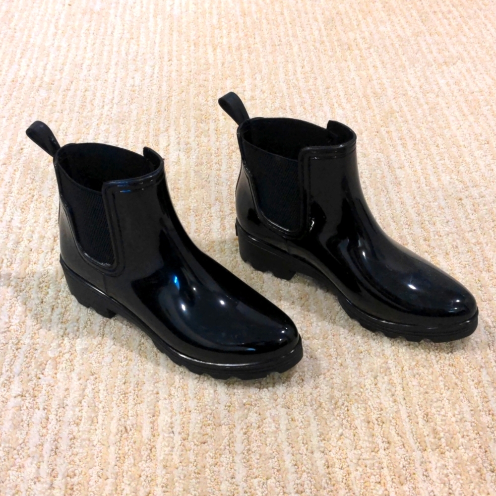 Black shorty rain boots